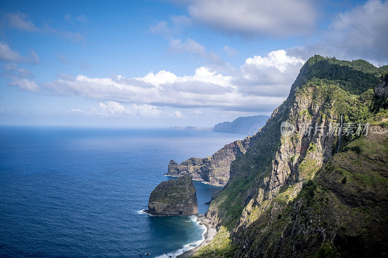 望向Ilhéu da Viúva ou da Rocha do Navio的马德拉海岸线